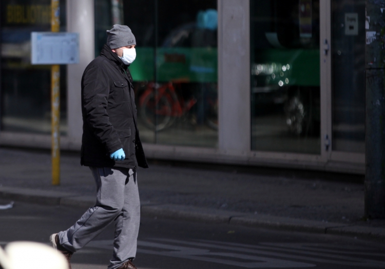 Mann mit Atemschutzmaske, über dts Nachrichtenagentur