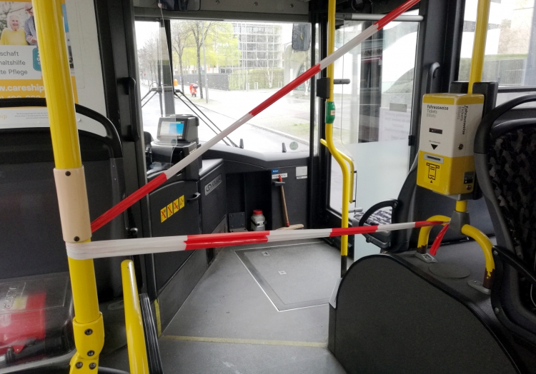 Abstandsmarkierung im Bus, über dts Nachrichtenagentur