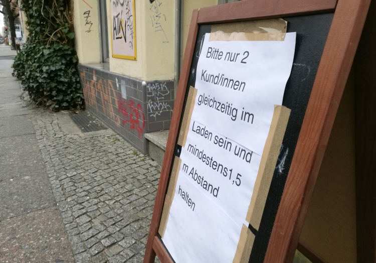 Abstandshinweis vor einem Laden, über dts Nachrichtenagentur