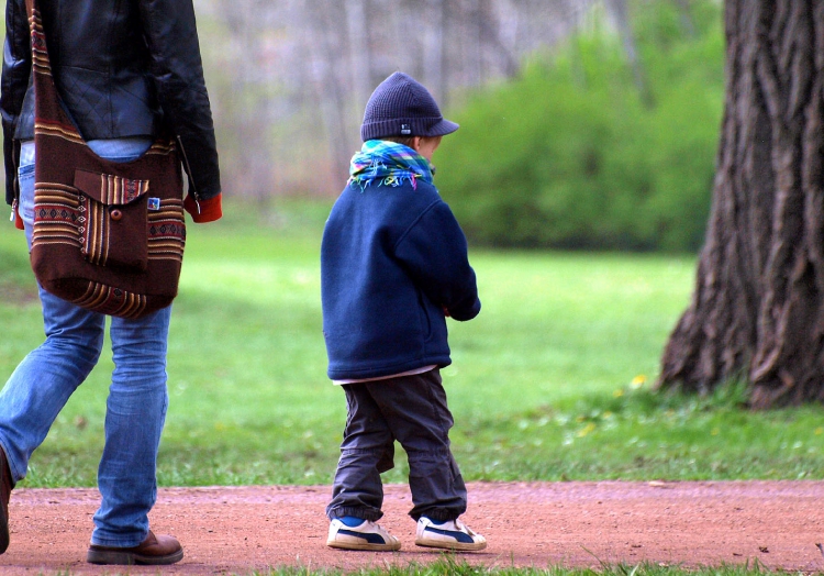 Mutter mit Kleinkind, über dts Nachrichtenagentur