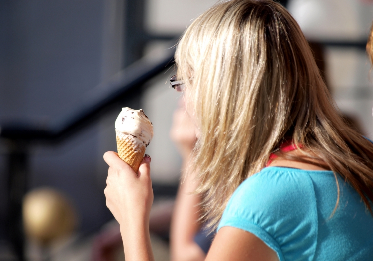 Frau mit Eis, über dts Nachrichtenagentur