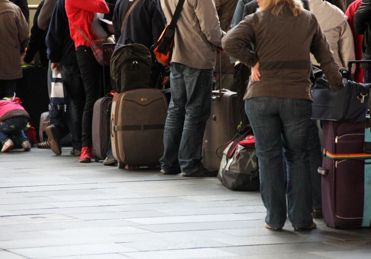 Touristen beim Check-in am Flughafen, über dts Nachrichtenagentur
