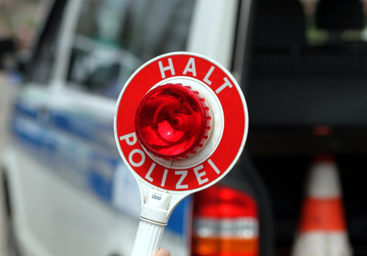 Halt-Stopp-Schild der Polizei bei einer Verkehrskontrolle, über dts Nachrichtenagentur