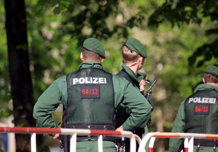 Polizisten an einer Absperrung, über dts Nachrichtenagentur