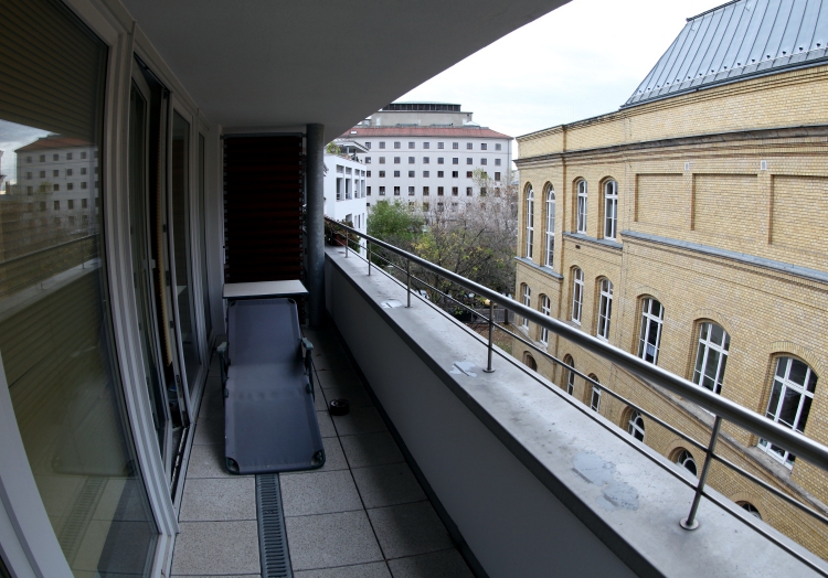 Liege auf einem Balkon, über dts Nachrichtenagentur