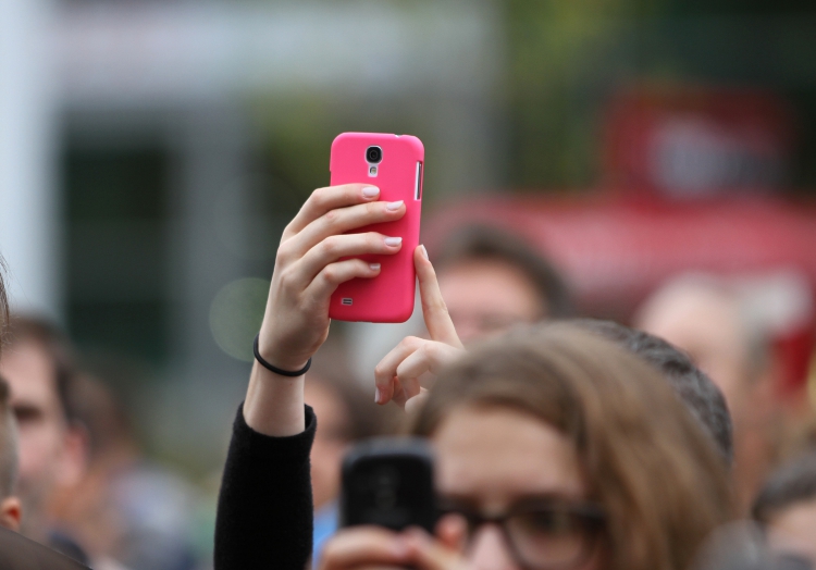 Frau mit Smartphone, über dts Nachrichtenagentur