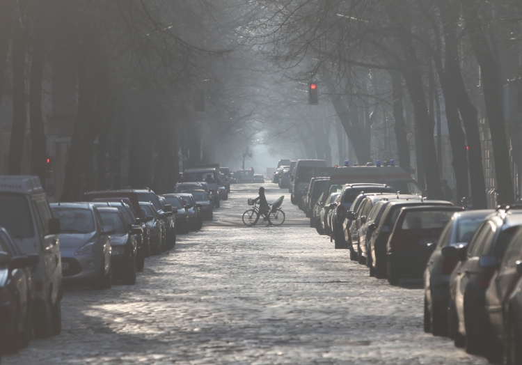 Parkende Autos in einer Straße, über dts Nachrichtenagentur