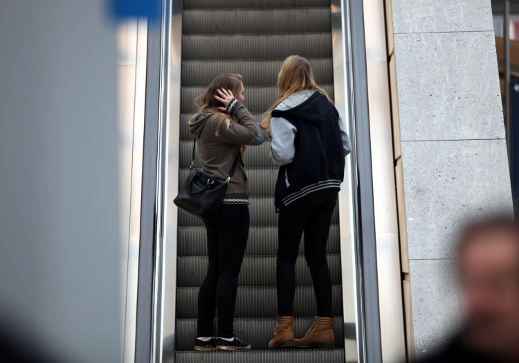 Junge Mädchen auf einer Rolltreppe, über dts Nachrichtenagentur