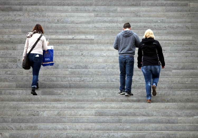 Drei Personen gehen eine Treppe hinauf, über dts Nachrichtenagentur