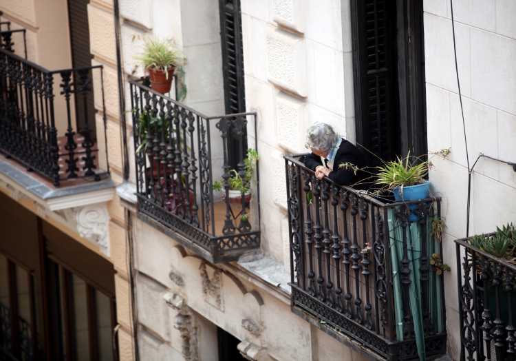 Seniorin schaut von einem Balkon, über dts Nachrichtenagentur