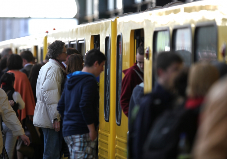 Fahrgäste am Bahnsteig einer Berliner U-Bahn, über dts Nachrichtenagentur