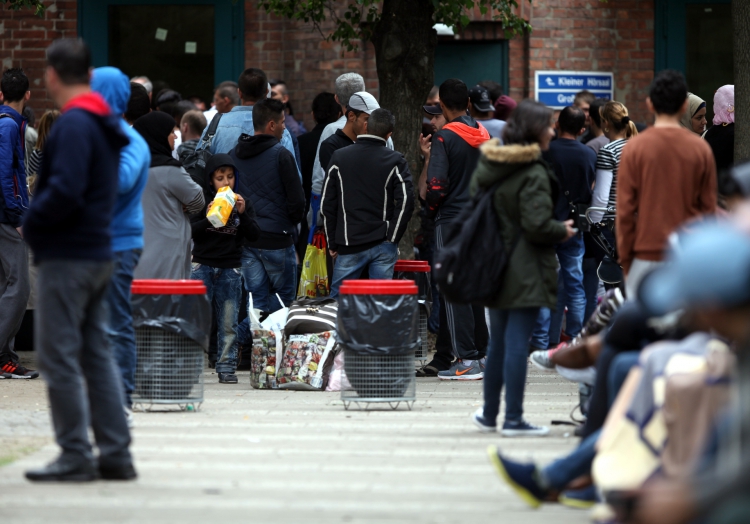 Flüchtlinge an einer Aufnahmestelle, über dts Nachrichtenagentur