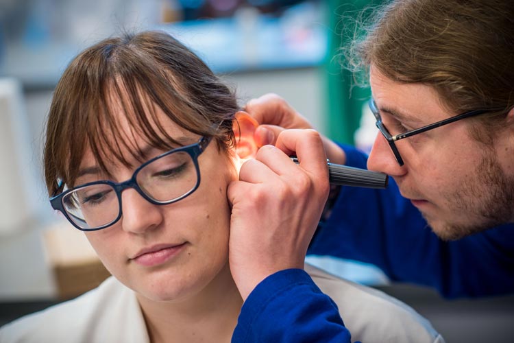 Hörakustiker und knapp 90.000 andere Handwerker_innen tragen zur Versorgungssicherheit bei.