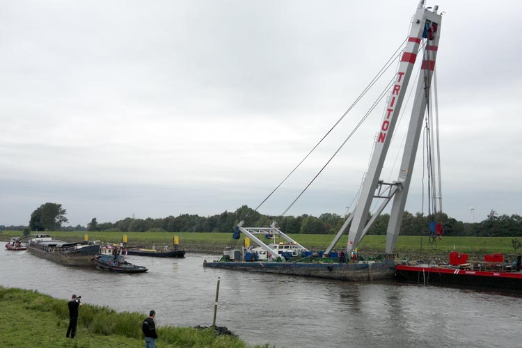 Schwimmkran Triton wird zum Einsatz kommen. Das Foto zeigt ihn 2011 bei der Bergung des Binnenschiffs Janine auf der Hunte.
