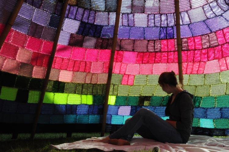 Gehäkelt und gestrickt: 1200 Quadrate ergeben als großes Ganzes ein Tipi.