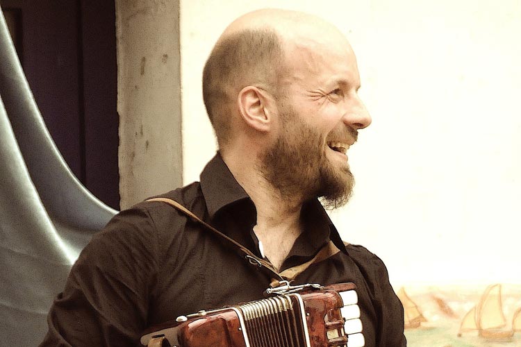 Alexander Goretzki beteiligt sich am Programm der Balkonkonzerte.