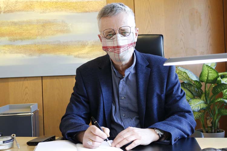 Diakonie-Vorstand Uwe K. Kollmann ist dankbar, für die genähten Masken.