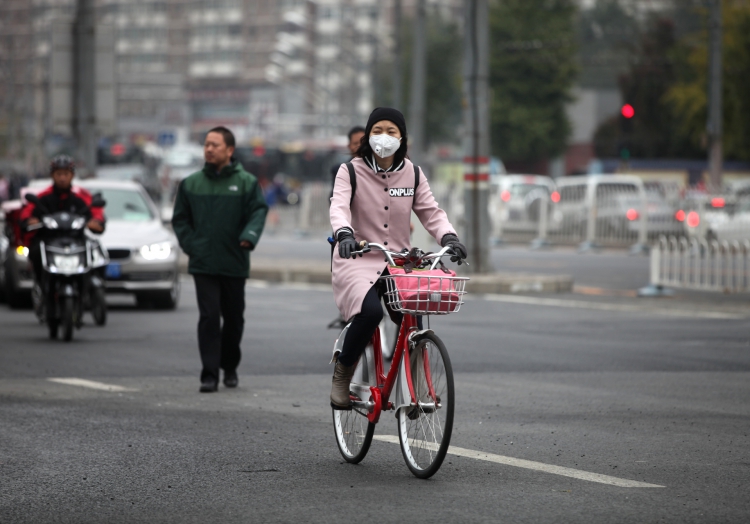 Fahrradfahrerin in Peking, über dts Nachrichtenagentur