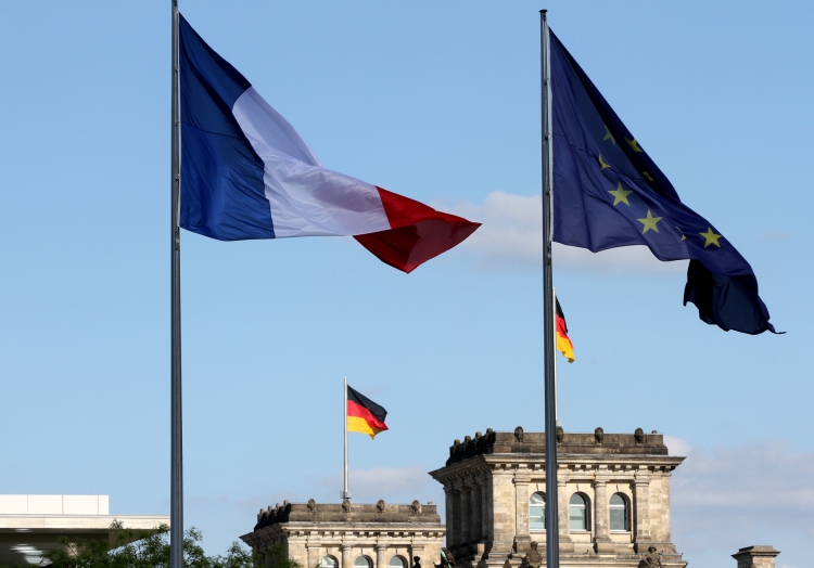 Fahnen von Deutschland, Frankreich und der EU, über dts Nachrichtenagentur