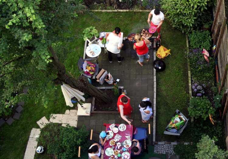 Menschen grillen im Hinterhof, über dts Nachrichtenagentur