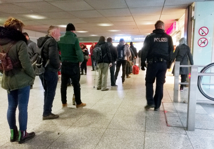 Polizist überwacht Warteschlange vor Supermarkt, über dts Nachrichtenagentur