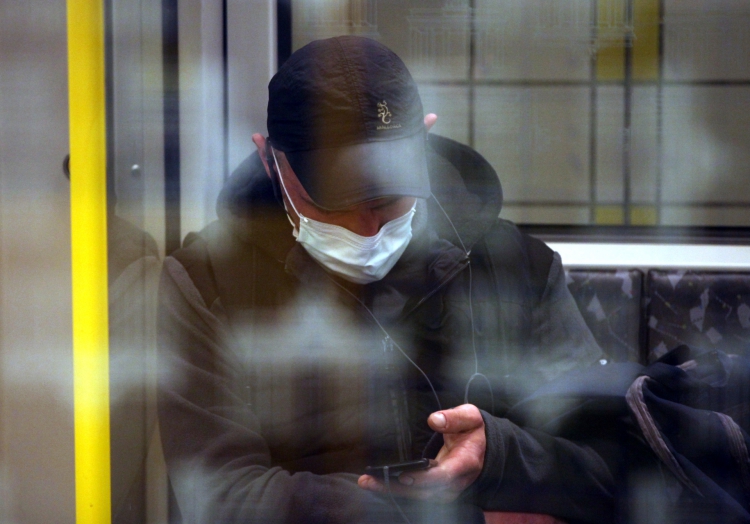 Mann mit Schutzmaske in einer U-Bahn, über dts Nachrichtenagentur