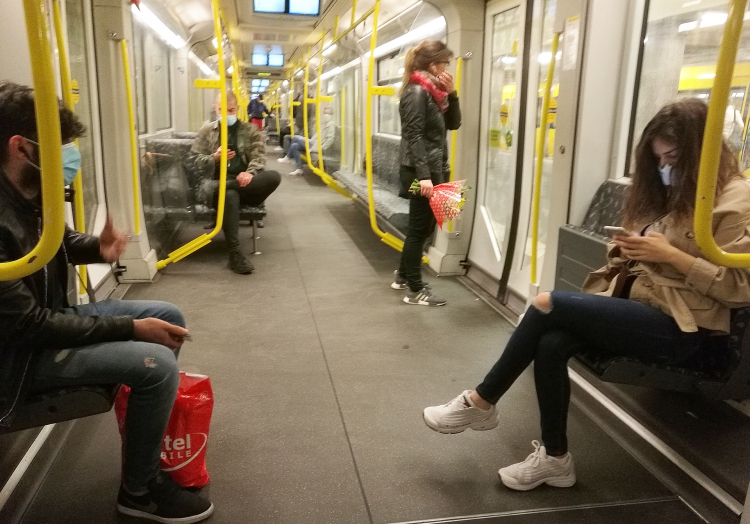 Passagiere in einer U-Bahn, über dts Nachrichtenagentur