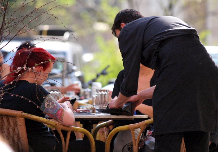 Bedienung in einem Café, über dts Nachrichtenagentur