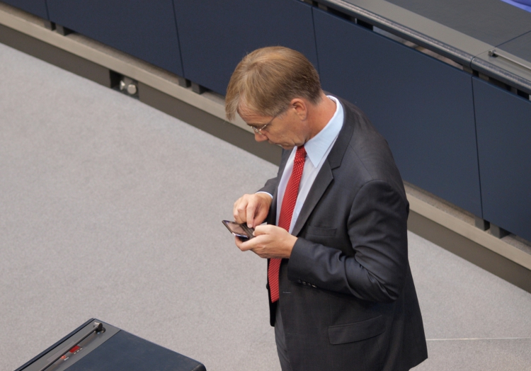 Dietmar Bartsch bei der Nutzung eines Handys, über dts Nachrichtenagentur