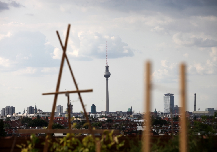 Dachterrasse in Berlin mit Blick auf den Berliner Fernsehturm, über dts Nachrichtenagentur