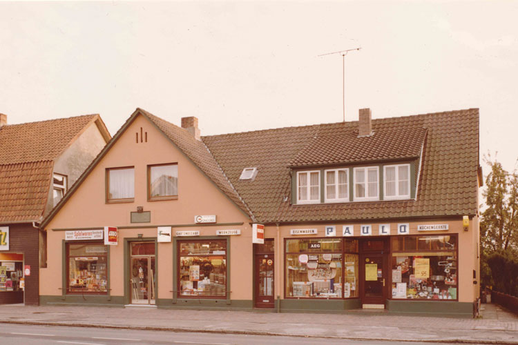 Spielwaren Klimmeck und Eisenwaren Paulo an der Hauptstraße in Oldenburg Eversten, 1975.