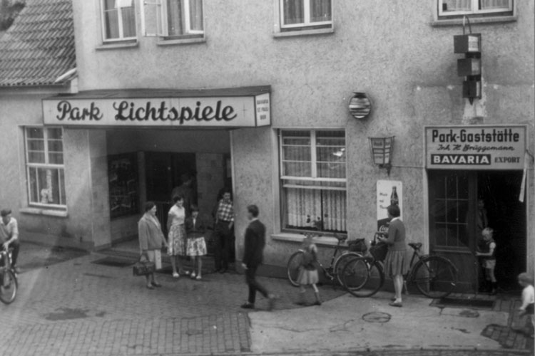 Die Park-Lichtspiele in der Wienstraße in Oldenburg Eversten, 1960er Jahre.