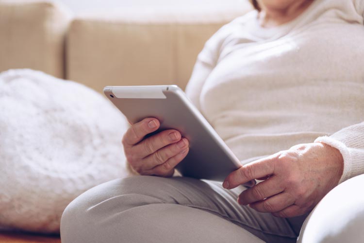 Eine Gruppe Ehrenamtlicher des Projektes Repair Café Oldenburg sammelt jetzt Tablets für Senioren.