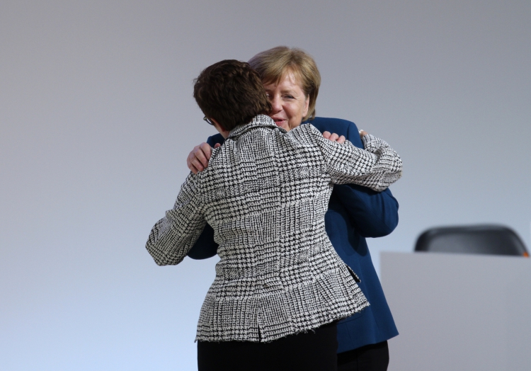 Annegret Kramp-Karrenbauer und Angela Merkel, über dts Nachrichtenagentur