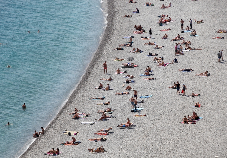 Menschen am Strand, über dts Nachrichtenagentur