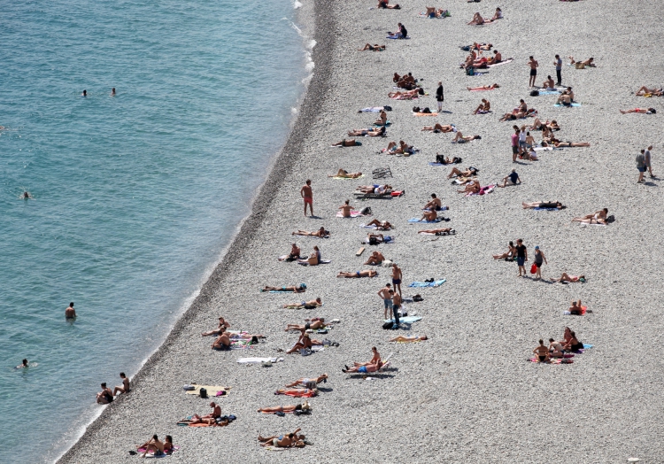 Menschen am Strand, über dts Nachrichtenagentur