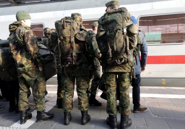 Bundeswehrsoldaten fahren Bahn, über dts Nachrichtenagentur