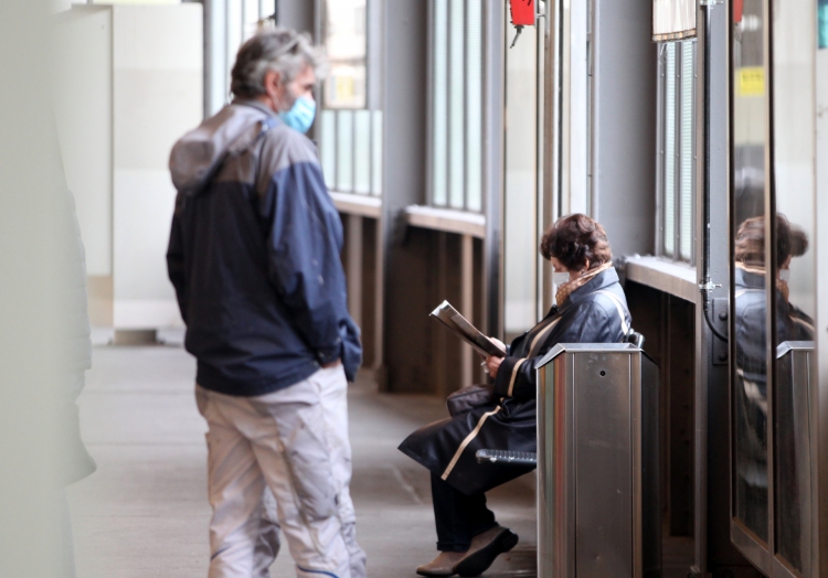 Fahrgäste mit Mund-Nasen-Schutz, über dts Nachrichtenagentur