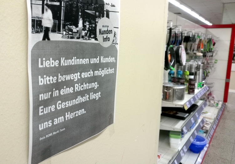 Supermarkt mit Corona-Hinweis, über dts Nachrichtenagentur