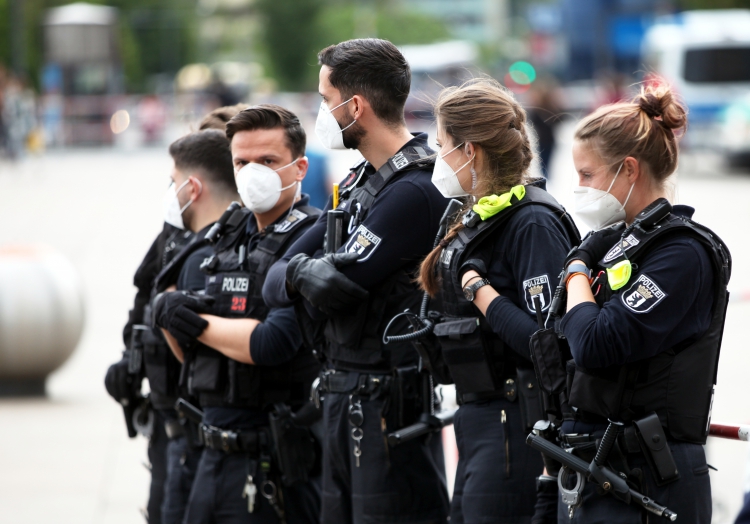 Polizisten mit Mundschutz, über dts Nachrichtenagentur