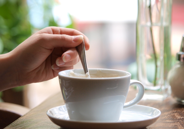 Eine Tasse Kaffee in einem Café, über dts Nachrichtenagentur