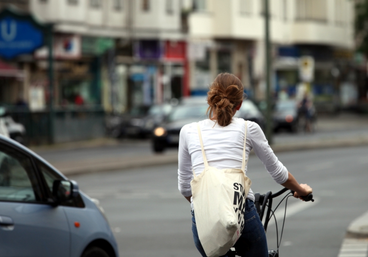 Junge Frau auf Fahrrad im Straßenverkehr, über dts Nachrichtenagentur