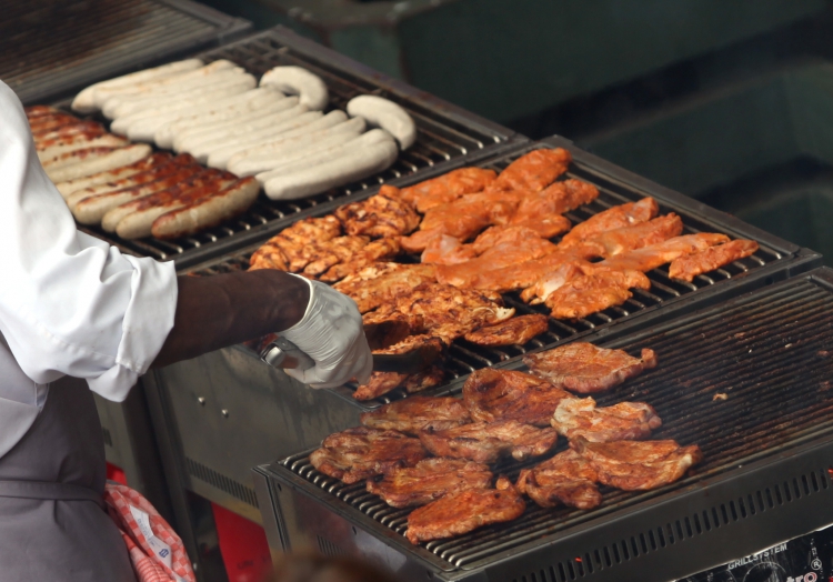 Hähnchenschnitzel und Würste auf einem Grill, über dts Nachrichtenagentur