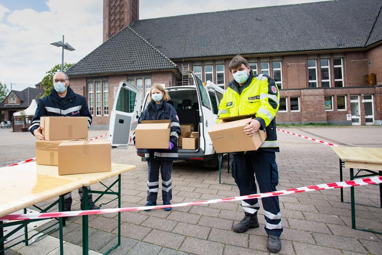 Das Kältebus-Team verteilt ab sofort Versorgungspakete an Corona-Bedürftige: Ernst Kroeck, Lotte Kayser und Jörg Bohlken.