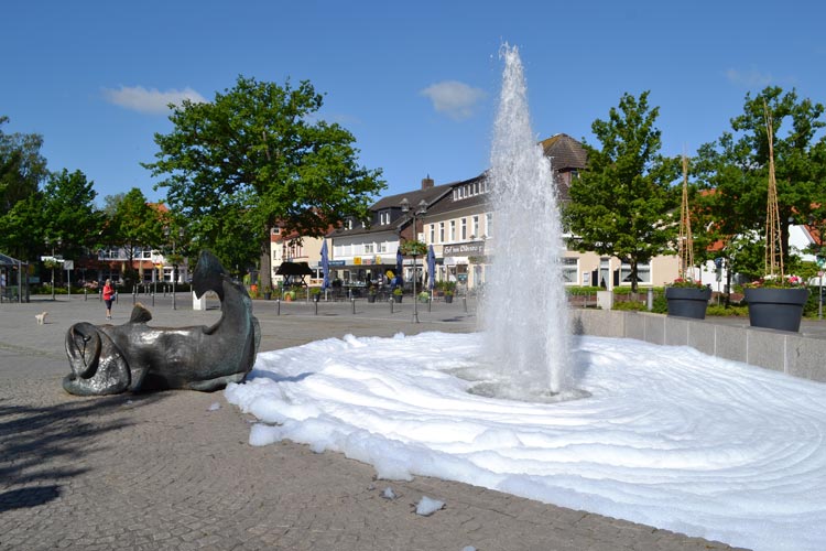 Am Donnerstagmorgen hat ein Unbekannter Waschpulver oder etwas ähnliches in das Wasser des Springbrunnens in Bad Zwischenahn geschüttet.