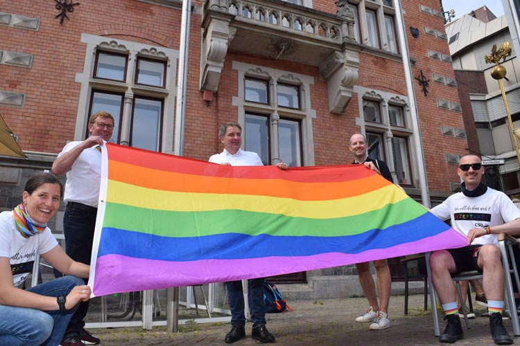 Hissten heute die Regenbogenflagge für den CSD Nordwest vor dem Alten Rathaus in Oldenburg: Anke Hieronymus, Klemens Sieverding, Oberbürgermeister Jürgen Krogmann, Kai Bölle und Andreas Gerbrand.