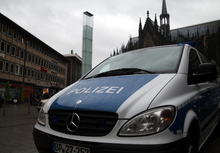 Polizeiauto vor Kölner Dom und Hauptbahnhof, über dts Nachrichtenagentur