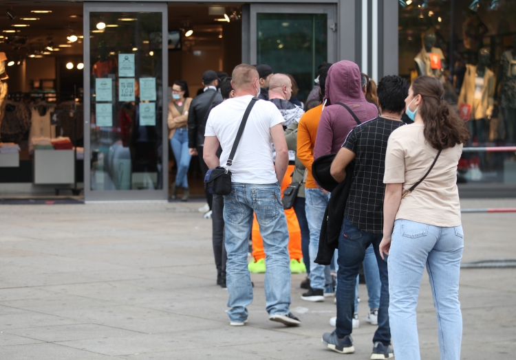 Schlange stehen vor einem Laden, über dts Nachrichtenagentur