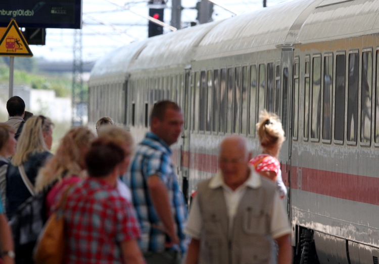 Reisende am Bahnhof, über dts Nachrichtenagentur