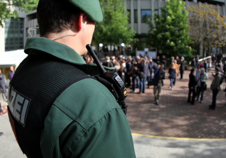 Polizist mit Funkgerät, über dts Nachrichtenagentur